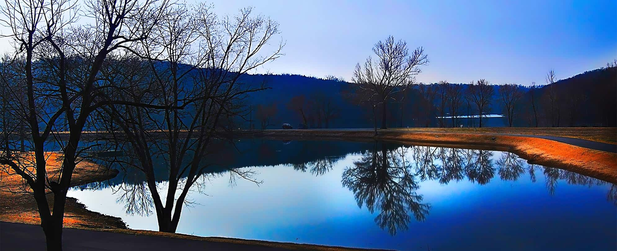 The lake and natural landscape of Lake Taneycomo in Branson, Missouri.